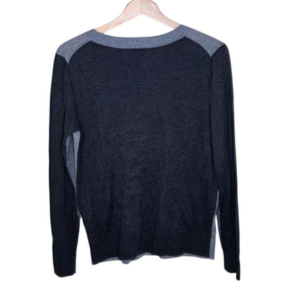 Banana Republic Factory | Tonal Gray Colorblock Crewneck Sweater Size Medium - Picture 4 of 4